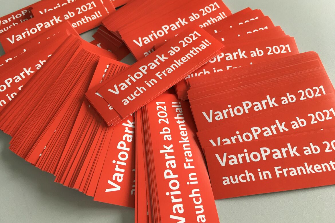 Aufgereihte rote Aufkleber mit dem Titel in weißer Schrift "VarioPark ab 2021 auch in Frankenthal"