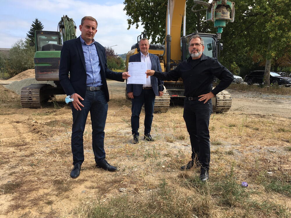 Ralph Gumb mit Kreisbeigeordnetem Krug und Bürgermeister Richter vor zwei Baggern