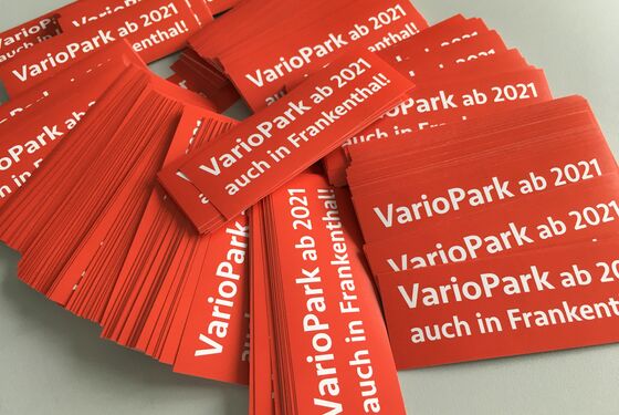 Aufgereihte rote Aufkleber mit dem Titel in weißer Schrift "VarioPark ab 2021 auch in Frankenthal"